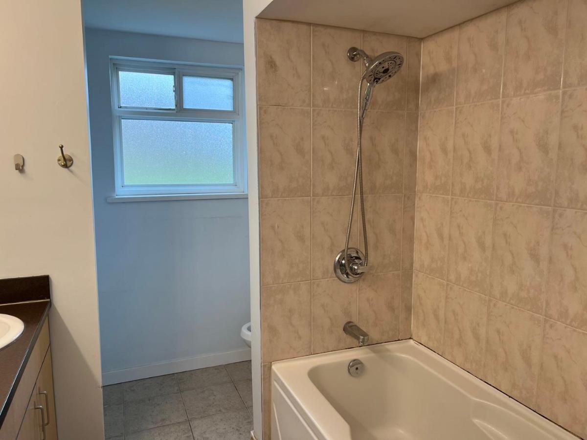 One Bedroom, One Living Room, One Kitchen And One Bathroom With Independent Access 列治文 外观 照片